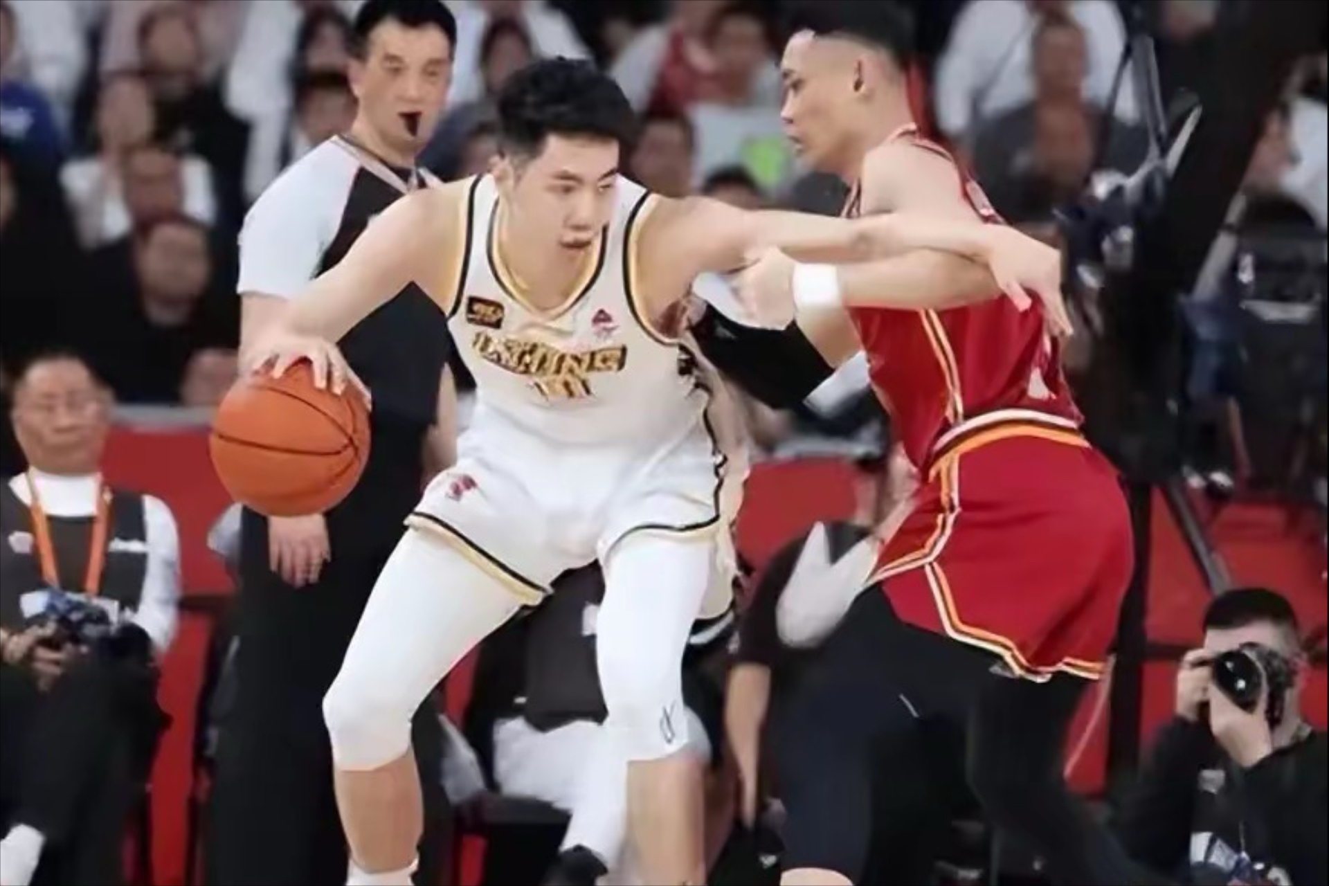 28圈首页上海海港发布备战花絮,最后时刻主帅复盘,CBA常规赛任务艰巨,医务组通报恢复的简单介绍