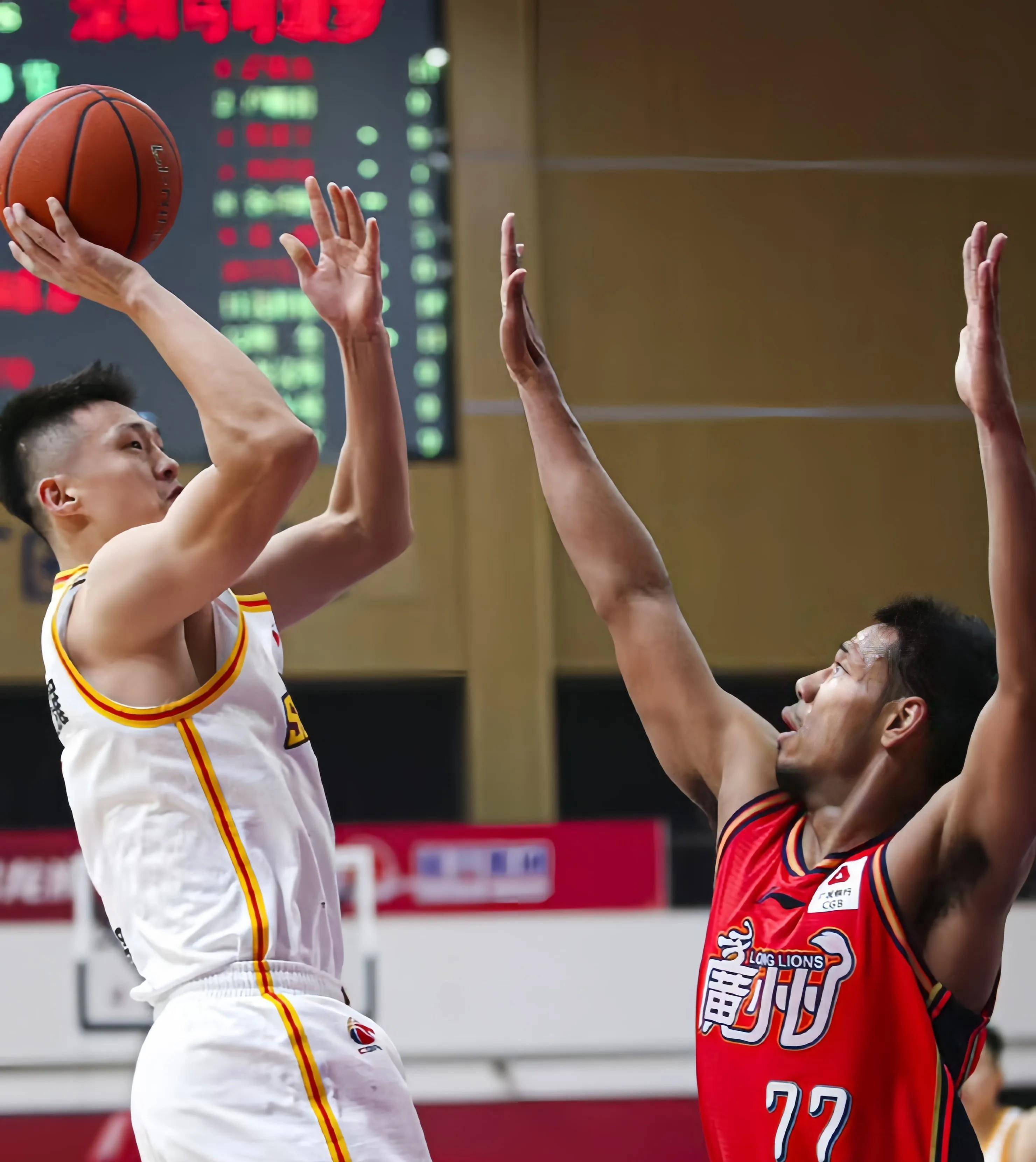 28圈首页包含CBA常规赛集结日走向成谜，门兴格拉德巴赫外线爆发，话题不断，纪律约束更严格的词条